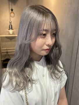 ジーナ(XENA) シルバーカラー ミディアムヘア 渋谷