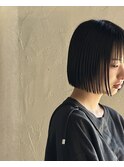 ぱつっと前下がりボブ