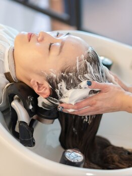 ラリス(Ralis)の写真/ヘアケアマイスター在籍/最高級・極上シャンプー台《YUME SPA》完備◎天井が高い贅沢空間サロン/駐車場有