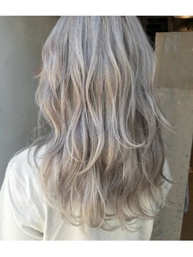 ジーナ(XENA) ホワイトベージュ