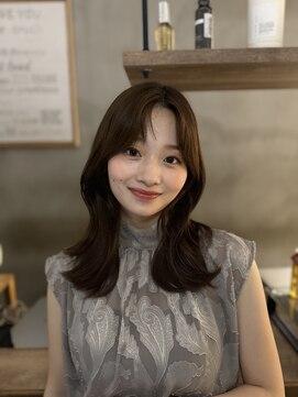 メゾンドムニ 恵比寿(Maison de MUNi) ダークブラウンミディアムレイヤー小顔カット髪質改善