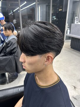 リード(REEED) センターパート縮毛矯正マッシュ刈り上げ毛流れツーブロック