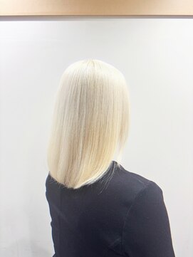 アン(Hair make un) ホワイトブロンド