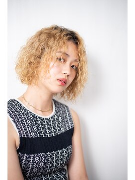 ビハインドザカーテン(BEHIND THE CURTAIN) ハイトーン×スパイラルパーマ