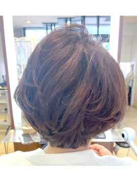 マニス(manis) 立体感レイヤー小顔ボブナチュラルブラウン艶カラー