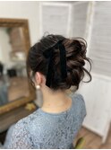 高めのシニヨンアップスタイル
