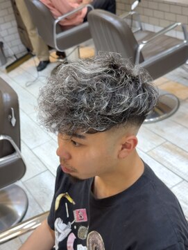 グルーマーズトウキョウ(GROOMER/S TOKYO) スペインカール　ハイライト　フェード　海外風　メンズパーマ