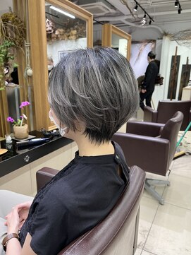 イヴァ(ibah) ハイトーン×ショートボブ