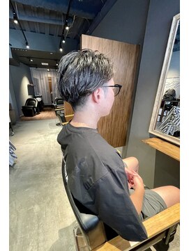 アンドワークス 2nd(&WORKS) センターパートのパーマスタイル