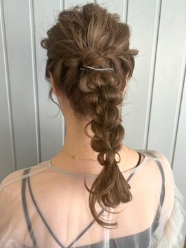 アンド アノン(and anon) 編み下ろしアレンジ　おくれ毛　ルーズ　アップスタイル