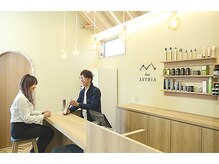 ヘアー アステリア(HAIR ASTRIA)の雰囲気（特徴的な丸いドアと三角屋根の入り口受付）