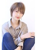 ベージュカラーで軽めショート
