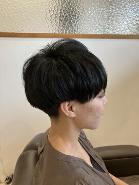 ウミトオト(umi to oto) ツーブロック刈り上げ女子