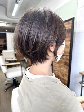 ルアン 上通り(ruen) 白髪ぼかし　大人くびれショート　熊本　ruen  山田大貴