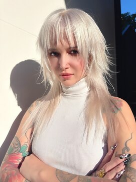 ヴァーディ オモテサンドウ(Vardy omotesando) ホワイトカラー・ホワイトベージュ・ブリーチカラー・ウルフヘア