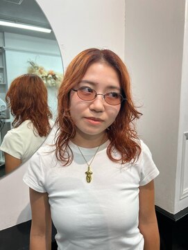 アオ(AO。) ブリーチカラー/オレンジ/オレンジブラウン/パーマ風スタイル