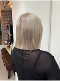 ブロンドヘア 切りっぱなし ミディアムボブスタイル