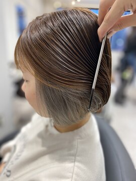 アデプト 北千住店(adept) ★切りっぱなしボブ インナーカラー　シルバー【北千住】