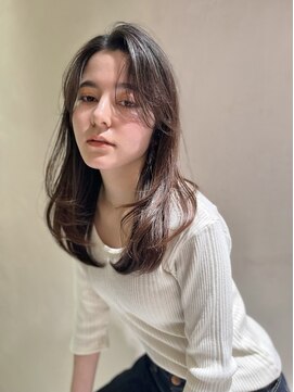 ケリーアン 太田(kelly.un) 上品なうる艶レイヤーミディ / 流れるお顔まわりカット