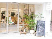 ビューティズム エルム(Beautism Elm)の雰囲気（緑に囲まれた通りに面した、明るいカフェのような佇まいです。）