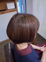 ワイエス(YS)&nbsp;明るめ白髪ぼかし×大人ショートボブ