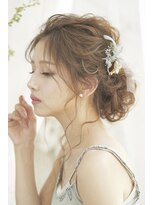 結婚式や二次会にも！ルーズ後れ毛シニヨン