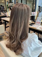 根元の白髪が伸びても気にならない、持続性のあるデザインが人気のハイライトカラー＊[ダブルカラー/三鷹]