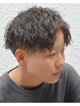 フリーク バーバーショップ 都島店(FREAK BARBER SHOP) 黒髪縦落ちツイストスパイラルパーマツーブロックアップバング