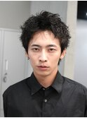 ラフな質感の無造作パーマ×スパイキーショートスタイル