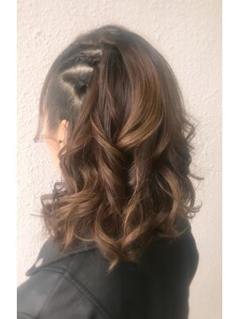 ディー エメ(D-aimer-) 編み込み、ねじりの巻き髪アレンジ**