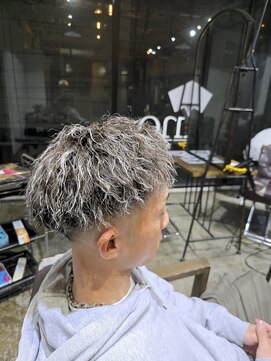 アノ(Ano.) スキンフェードツイストパーマツイスパホワイトメッシュ