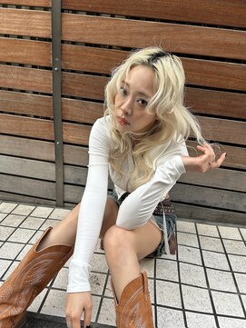 ユーフォリア 渋谷グランデ(Euphoria SHIBUYA GRANDE) ブロンドヘア　ホワイトカラー　ふわふわ巻き　y2k YUKI