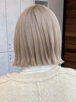 アム(am)&nbsp;グレージュ切りっぱなしボブ前髪ありミニボブミルクティベージュ