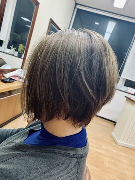 ビューティーサロン CYC アシンメトリーなショートスタイル