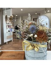 ナチュラルテイストなカフェ風の店内で非日常の時間と癒しの空間をご提供◎