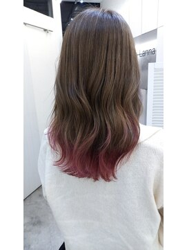 アナ ラーナ(Anna Lanna) オリーブベージュ×毛先ピンクカラー×韓国巻き