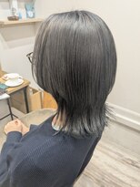 ロエネ(LOENE)&nbsp;［佐々木］ブリーチあり！×シルバー×ミディアムウルフ