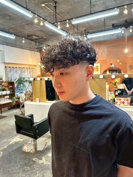 エディ(Edy) メンズパーマスペインカール刈り上げスキンフェード眉毛カット