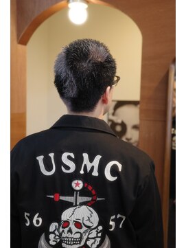 エディ(Edy) 刈り上げバズカットケアブリーチダブルカラーデザインカラー坊主