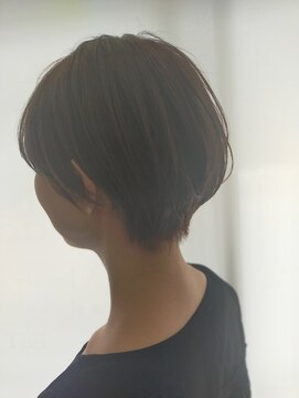 キュウヘアー(KYUU HAIR) 耳掛けかわいい丸みショート×アッシュベージュ