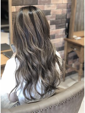 ホワイト 伊勢崎(WHITE) 2年前のブリーチ歴をリペア！外国人風バレイヤージュ☆