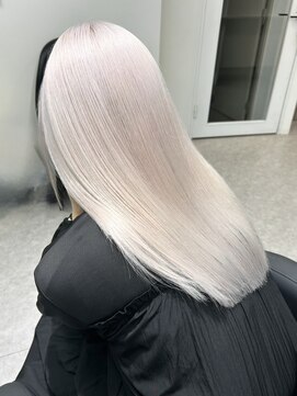 イル(iLe.) ブリーチ/クラゲヘアー/小顔/レイヤーカット/オリーブグレー