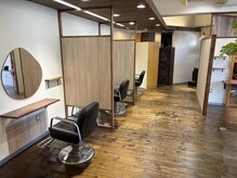 クレル(kurel)の雰囲気（隣席との間は仕切りを設けており落ち着いて施術をうけられます♪）