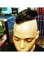 バービーボーイズヘア(Barbee Boys HAIR)&nbsp;極限まで刈りこんだエッジの効いた流曲線状のモヒカンスタイル