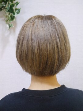 シフォン(Chiffon) 赤みを抑えたベージュボブ