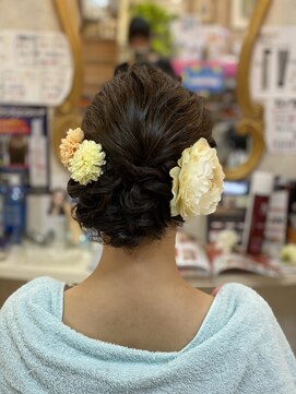 美容室 ティンカーベル シニヨンヘア