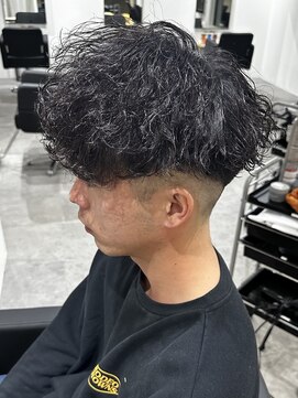 ヒュイル バイ ニアウ(Hwyl by Niau) メンズマッシュパーマ外国人風パーマ波巻スパイラルパーマ