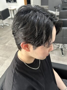 ヒュイル バイ ニアウ(Hwyl by Niau) メンズカットパーマニュアンスパーマセンターパートスパイラル