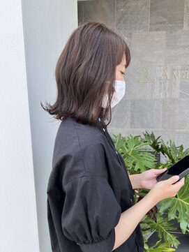 メゾン アヴァロ(Maison Avallo) ダークグレージュのウェーブ外ハネロブ