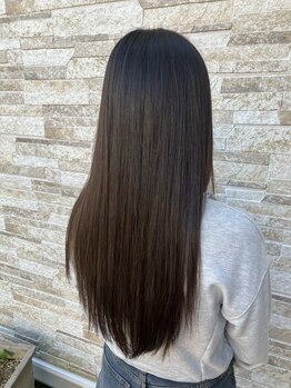 酸性縮毛矯正で髪への負担を軽減!!トリートメントと同時施術可能でダメージにお悩みの方も滑らかな手触りに